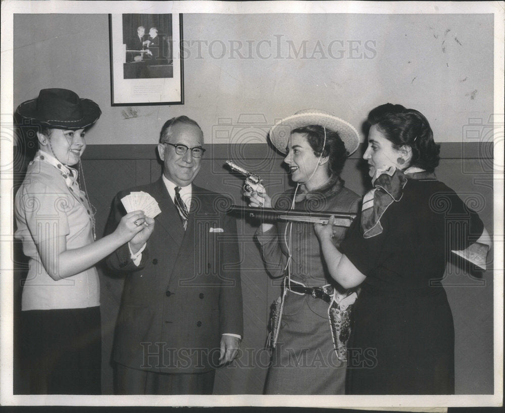 1960 Press Photo Edward P.Saltie Chairman of Lake View Festival Event. - Historic Images