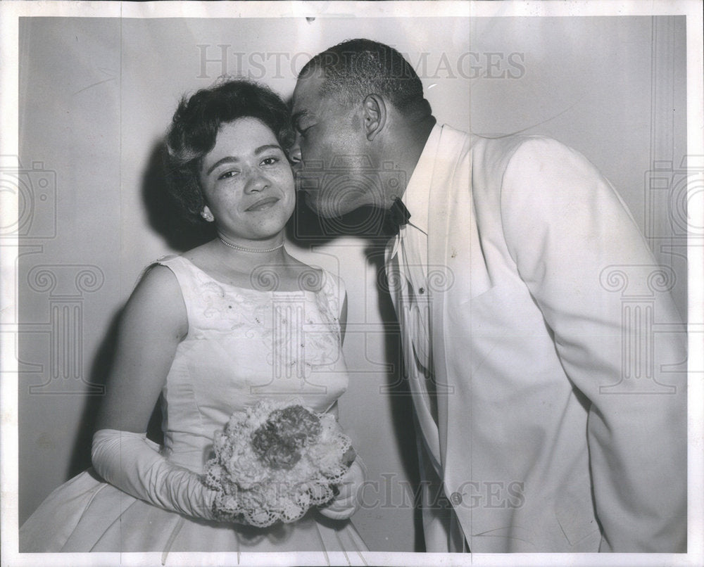 1962 Press Photo Jacqueline Barrow Get Kiss From Dad Louis Heavyweight Champion