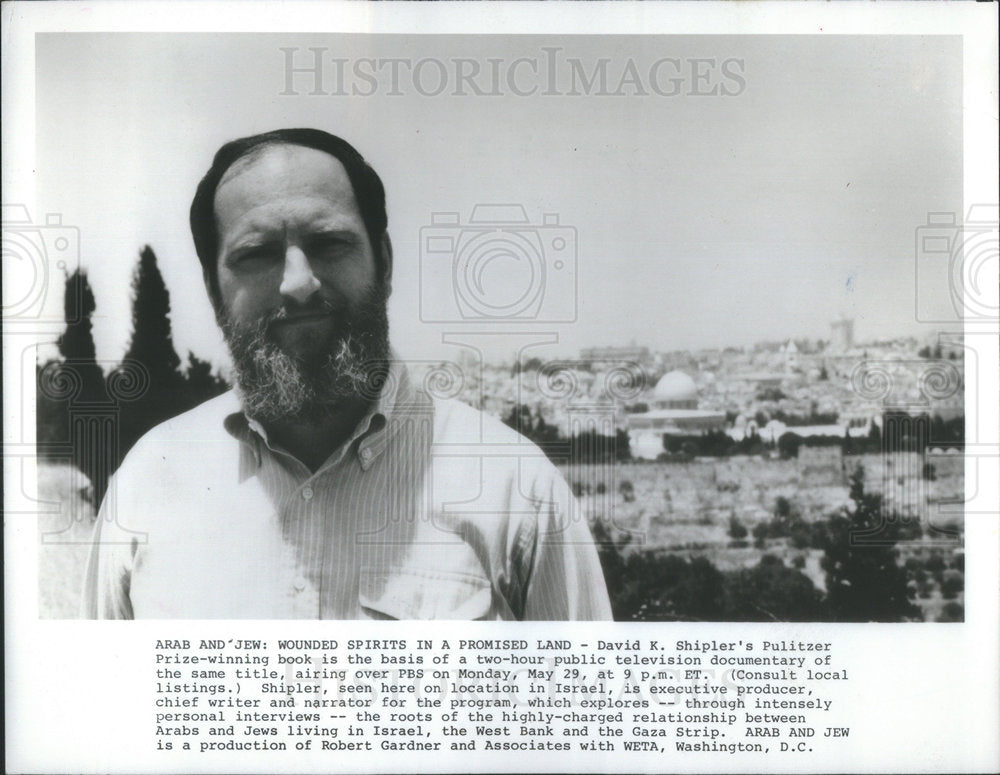 1989 Press Photo David K. Shipler narrates "Arab and Jew: Wounded Spirits... - Historic Images