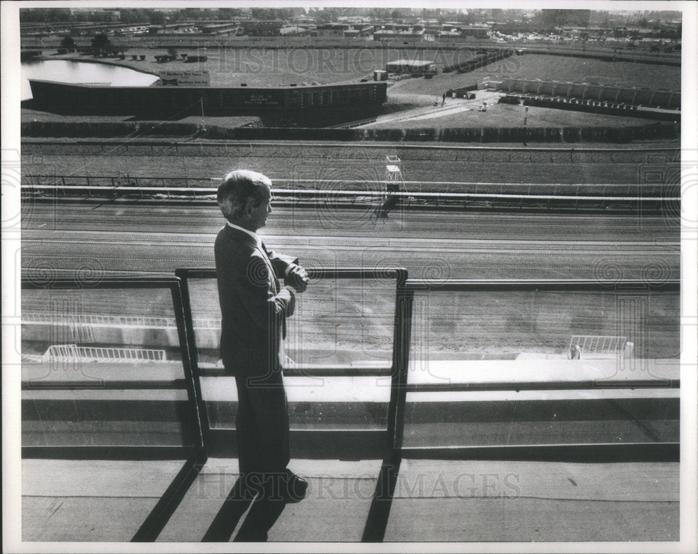 1989 Press Photo Jockey Bill Shoemaker looks over track before final race - Historic Images