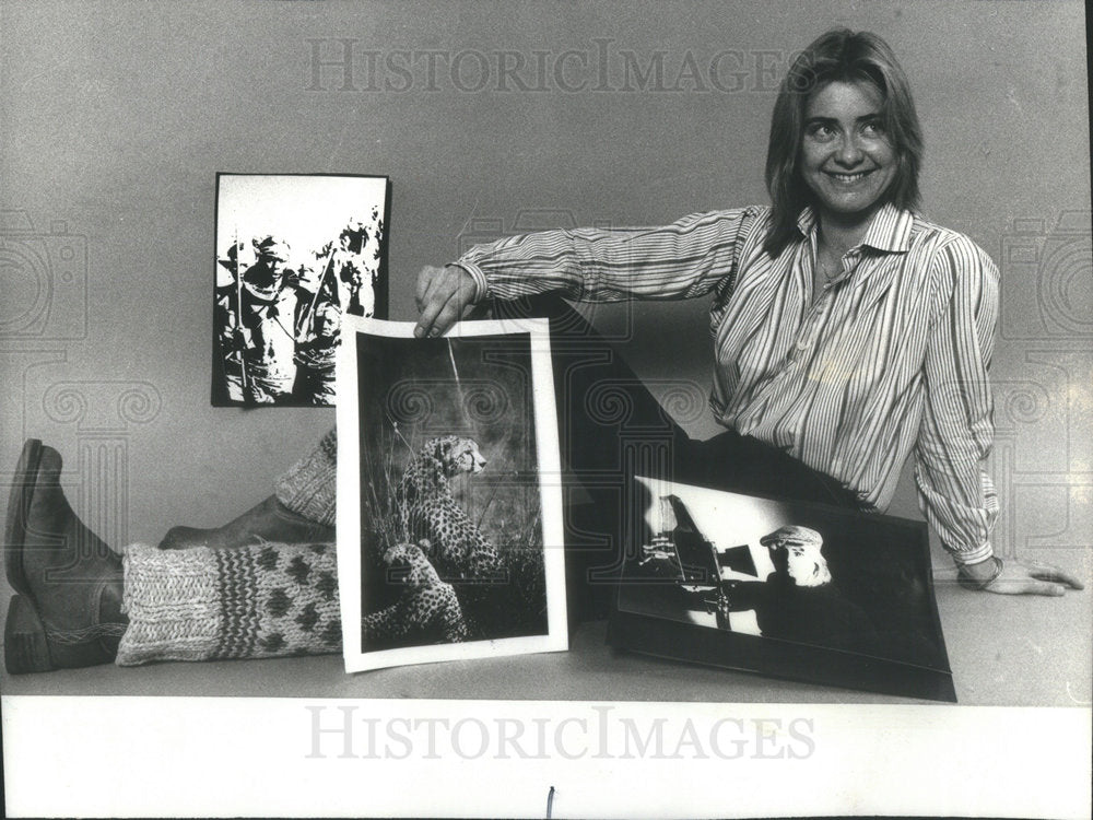 1978 Press Photo Reutie Shober with some of her photographs. - Historic Images