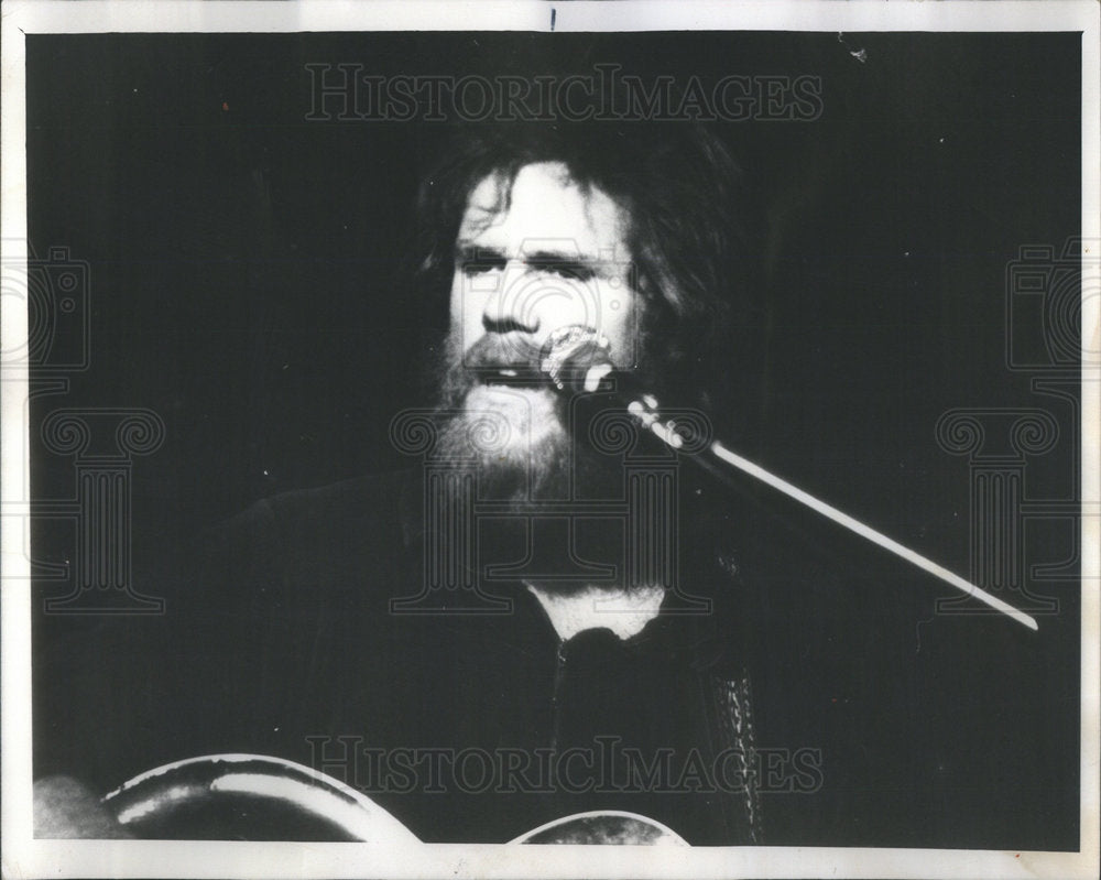 1975 Press Photo London Wainwright Fellow Who Sings Funny Smashing His Guitar - Historic Images