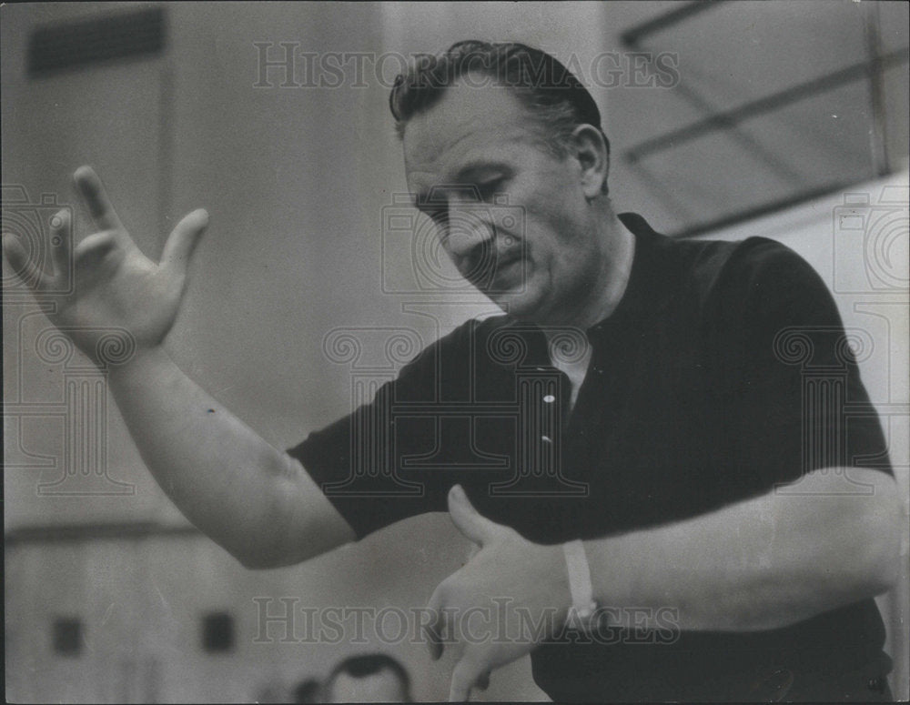 1968 Press Photo Roger Wagner leads his chorale in Renaissance motets - Historic Images