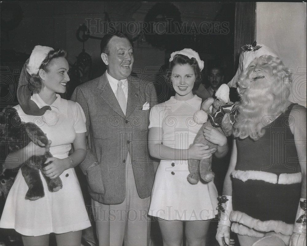 1940 Actor Raymond Walburn with Santa and Ushorottes - Historic Images