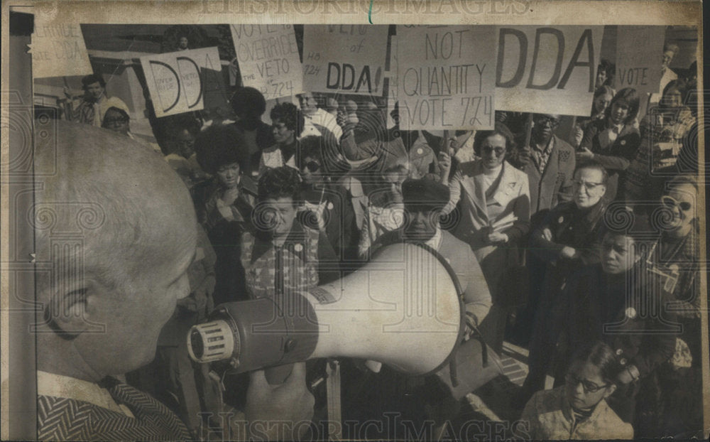 1973 Rep. William Walsh speaking in front of picketers in front of t - Historic Images