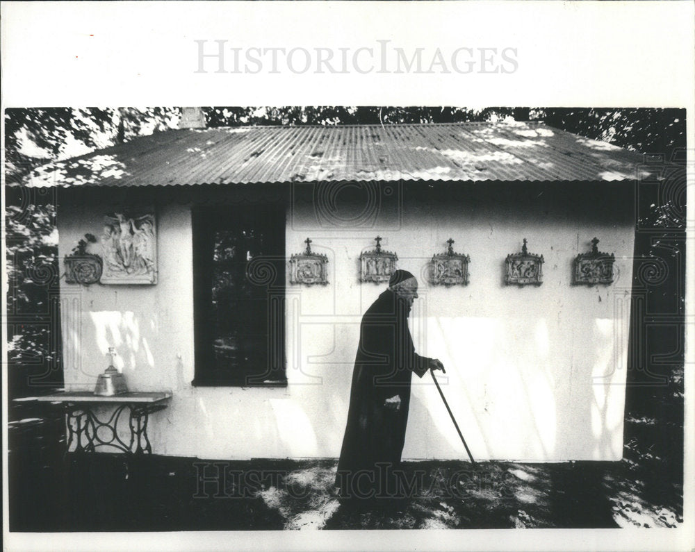 1985 Press Photo Arthritis Father Joe Roman Catholic - Historic Images