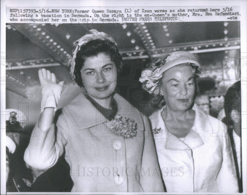 1968 Press Photo Queen Soraya accompanied by mother Mrs. Eva Esfendiari arriving - Historic Images