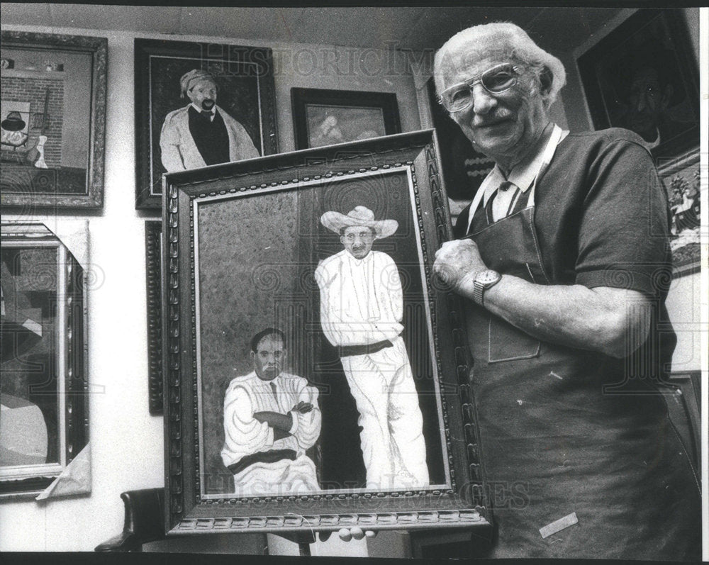 1978 Press Photo Charles Solk With Paintings Some Other Are Seen In Background - Historic Images