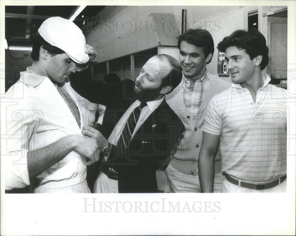 1983 Press Photo Robert Stock looks over the models before they go on stage - Historic Images