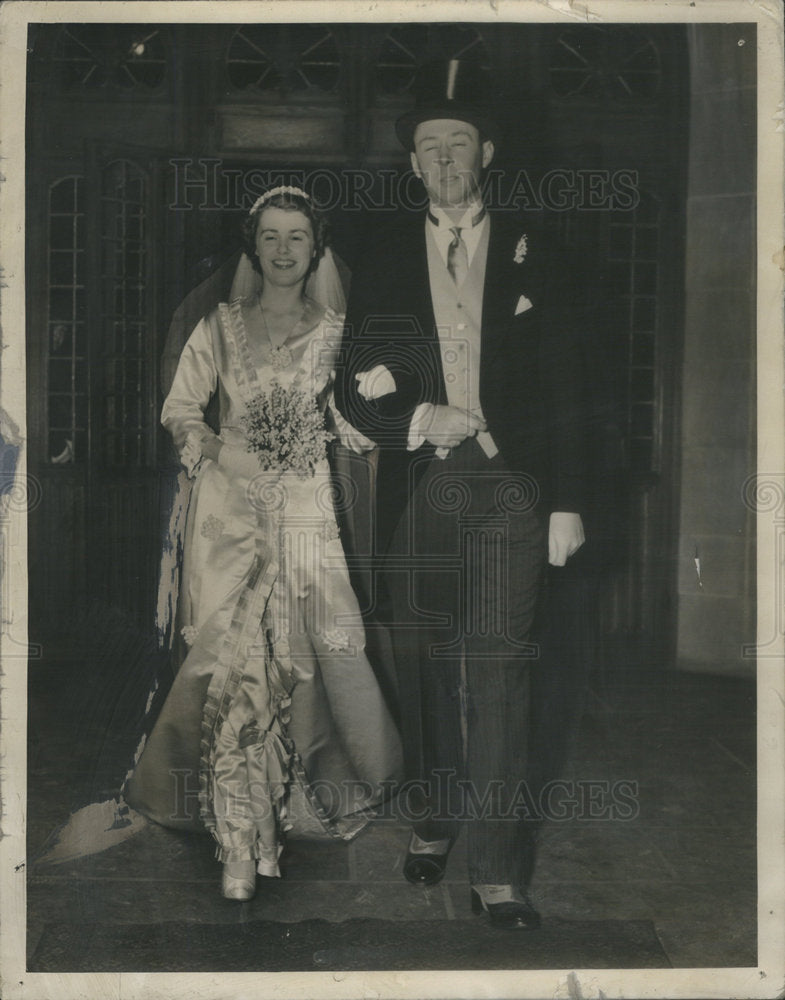 1937 Press Photo Mr. & Mrs. Newton S. Noble Jr., married at St. Chrystoms Church - Historic Images