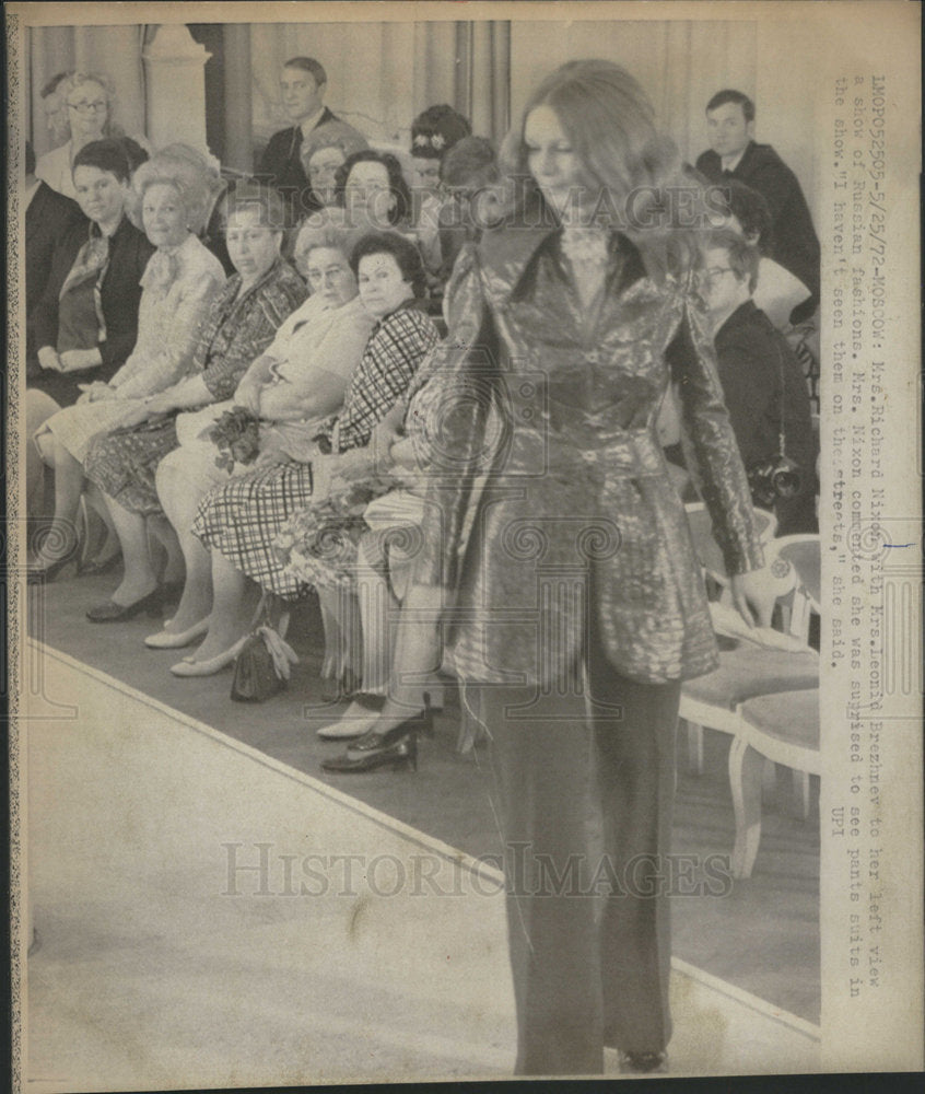 1972 Mrs. Richard Nixon and Mrs. Leonid Brezhnev at Russian fashion - Historic Images