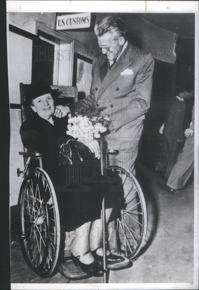 1946 Press Photo Artur Rodznski Musical Director Greet Mother On Arrival Airport - Historic Images