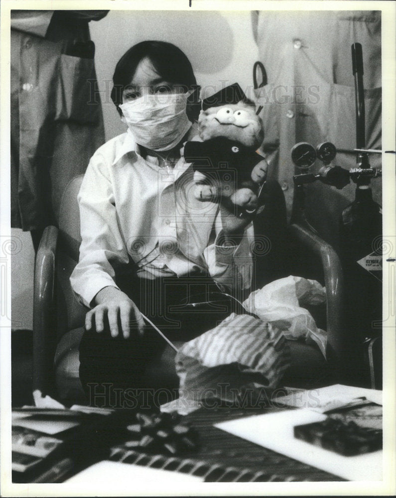 1985 Press Photo Heart transplant patient Brian Tomayer receives graduation gift - Historic Images