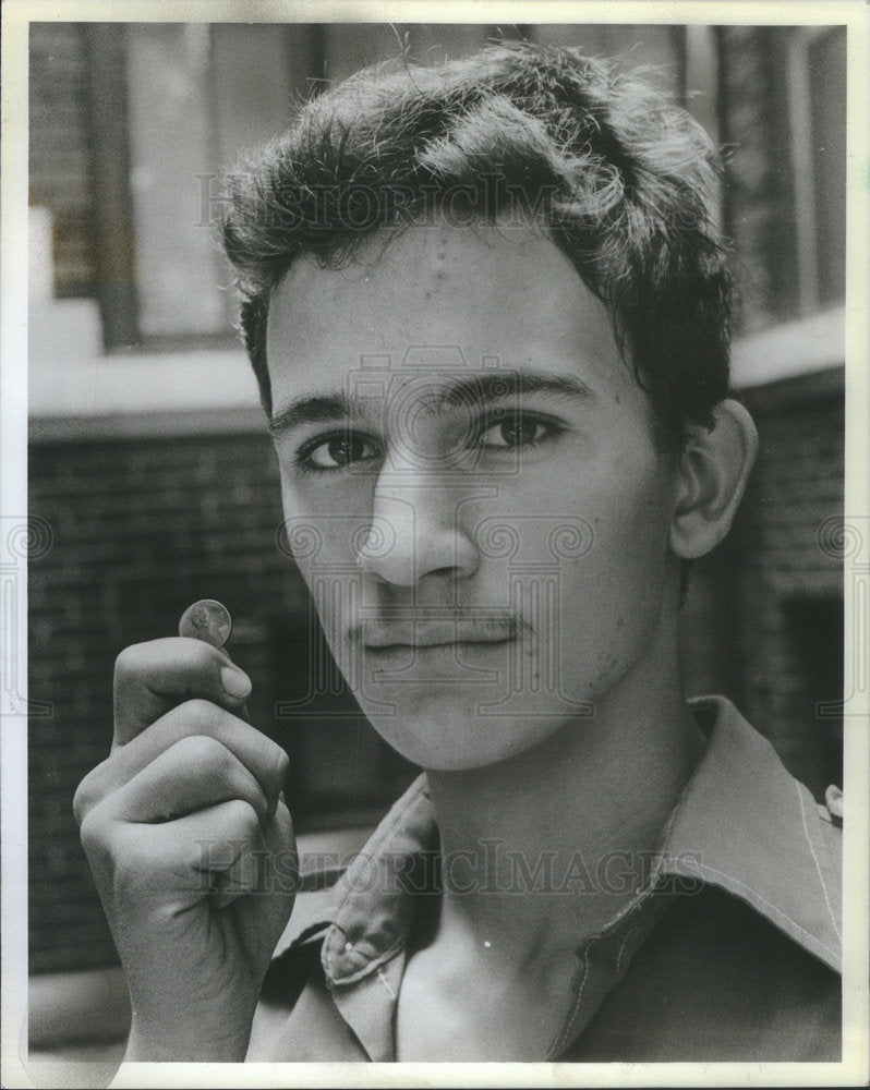 1983 Press Photo TITUS TOMESCU JEWEL STORE BAGGER HOLDS  PENNY - Historic Images