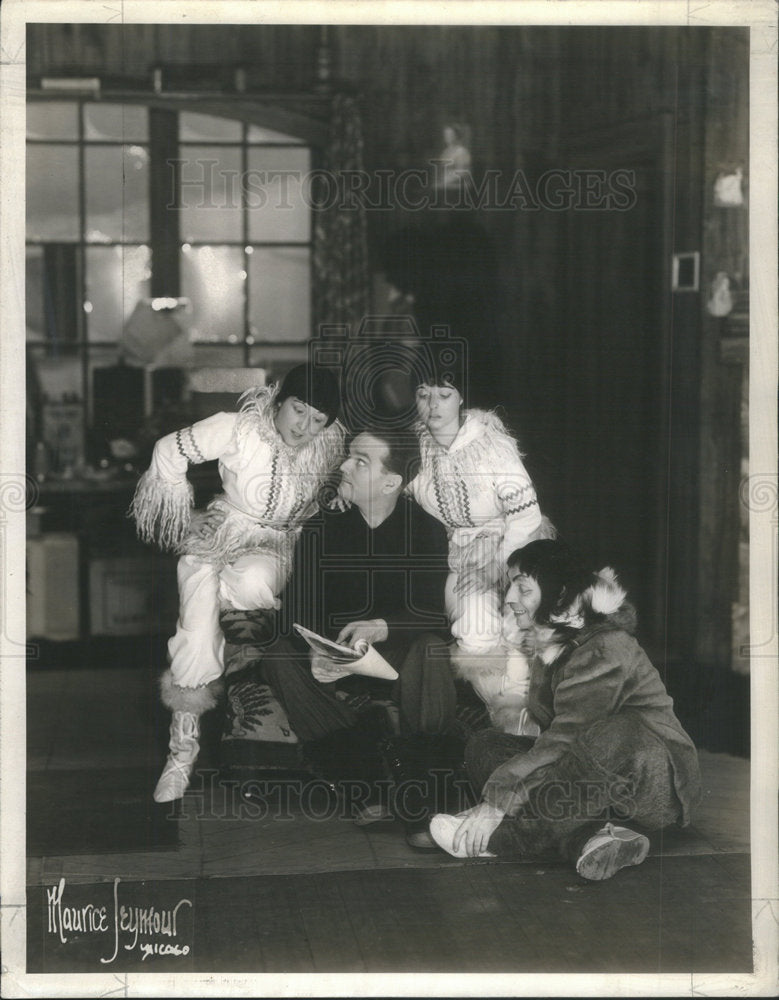 1939 Press Photo Guy Robertson American Entertainment Technician Radio Operator - Historic Images