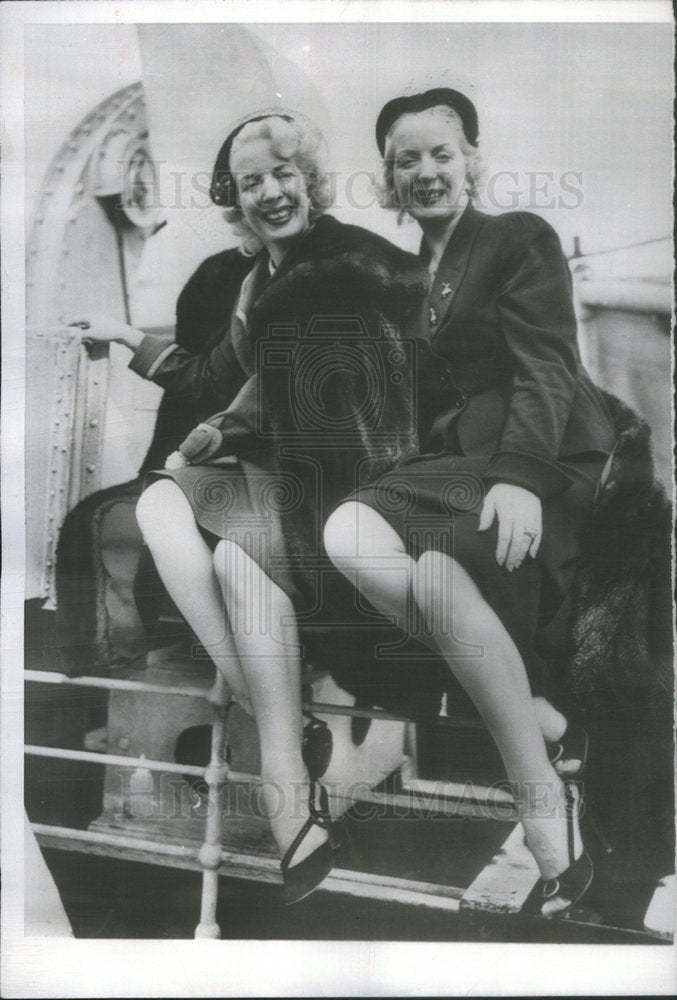 1952 Anita Roddy Eden and sister Juanita Patino assume shipping pose - Historic Images