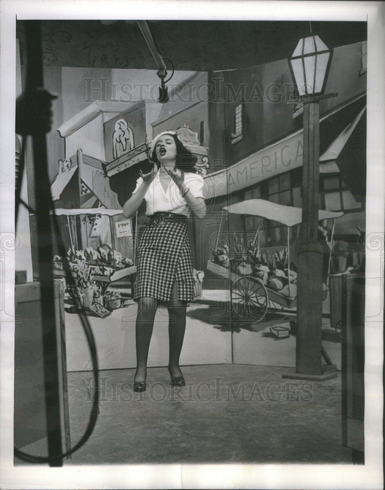 1944 Press Photo Sydell Robbins "Parisian Memories" - Historic Images