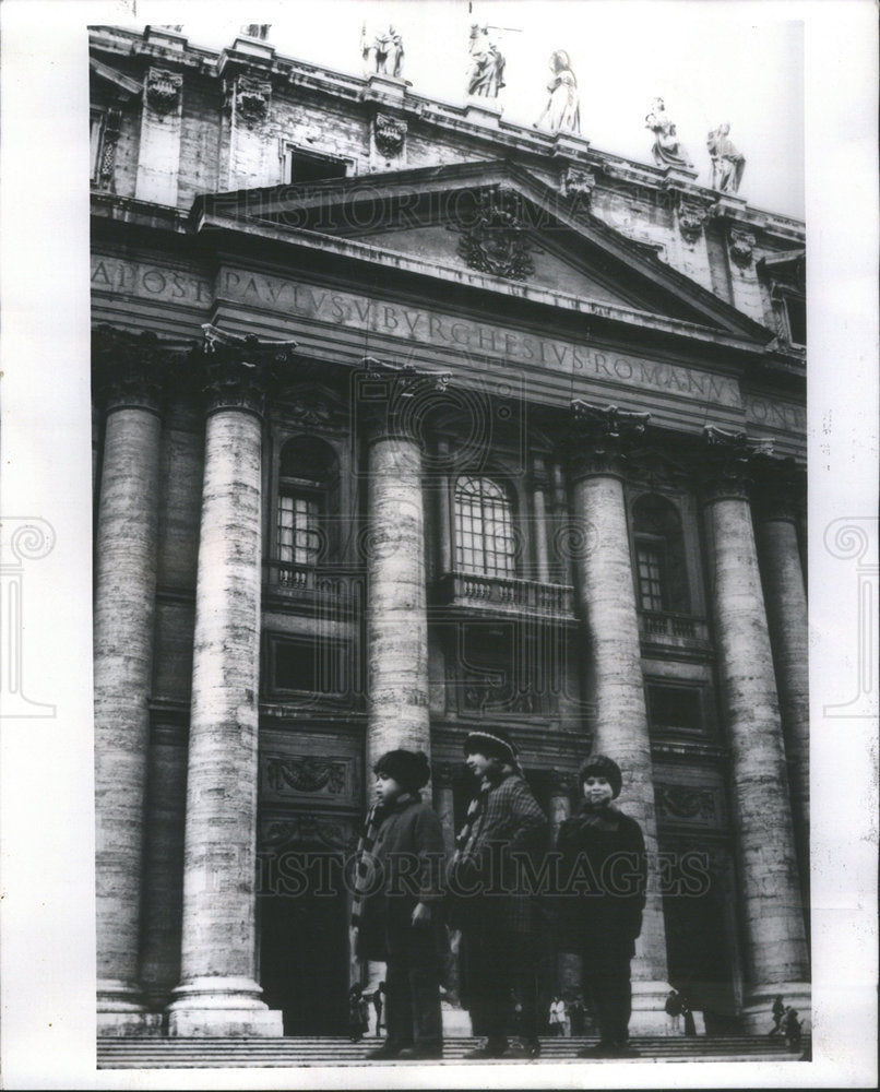 1971 Press Photo Joe Rigert Reporter Europe Family Vacation Rome St. Peters - Historic Images