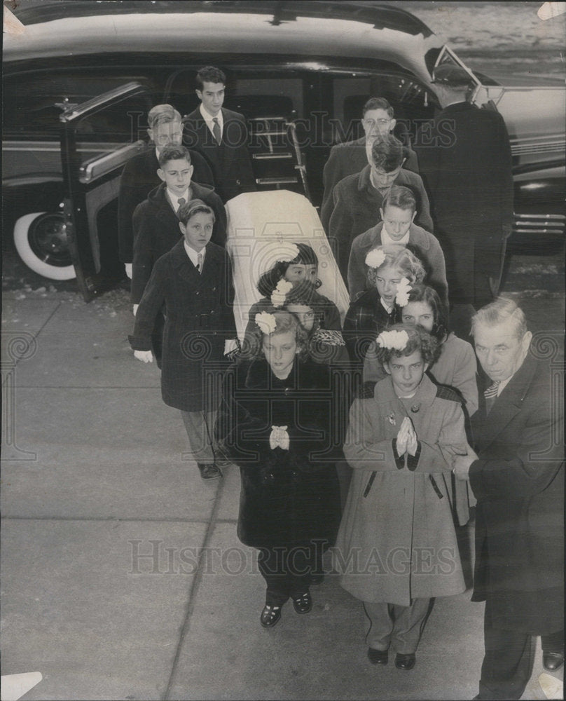 1948 Roberta Rinearson serves as pallbearers at services - Historic Images