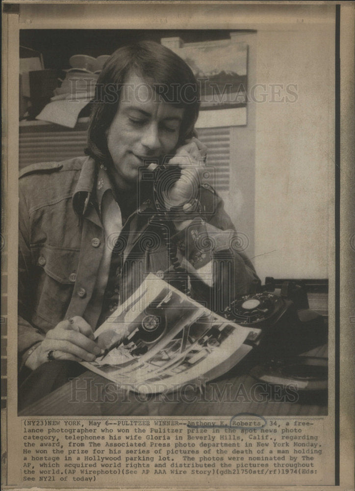 1974 Press Photo Anthony K. Roberts American Freelance Photographer & Actor - Historic Images