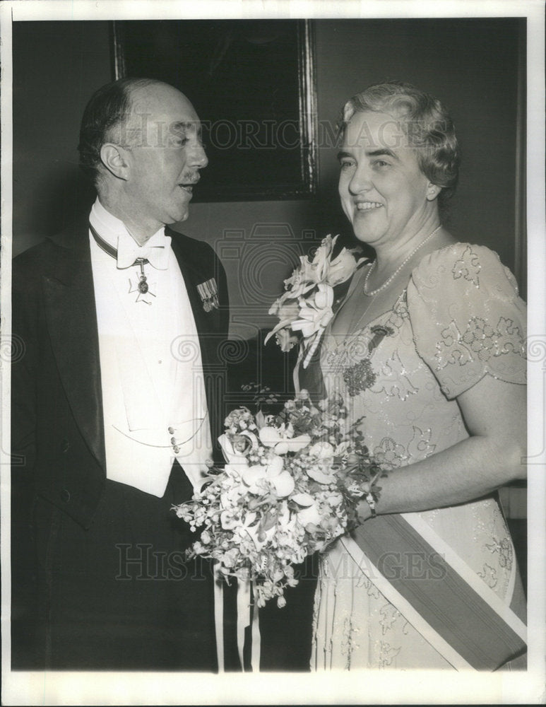 1941 Sir Neville Butler British Minister chats with Mrs. Henry Rober - Historic Images