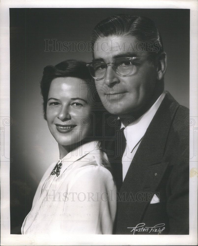 1951 Press Photo Elizabeth Hart Roen Host WMAQ Husband Louis Staff Announcer - Historic Images