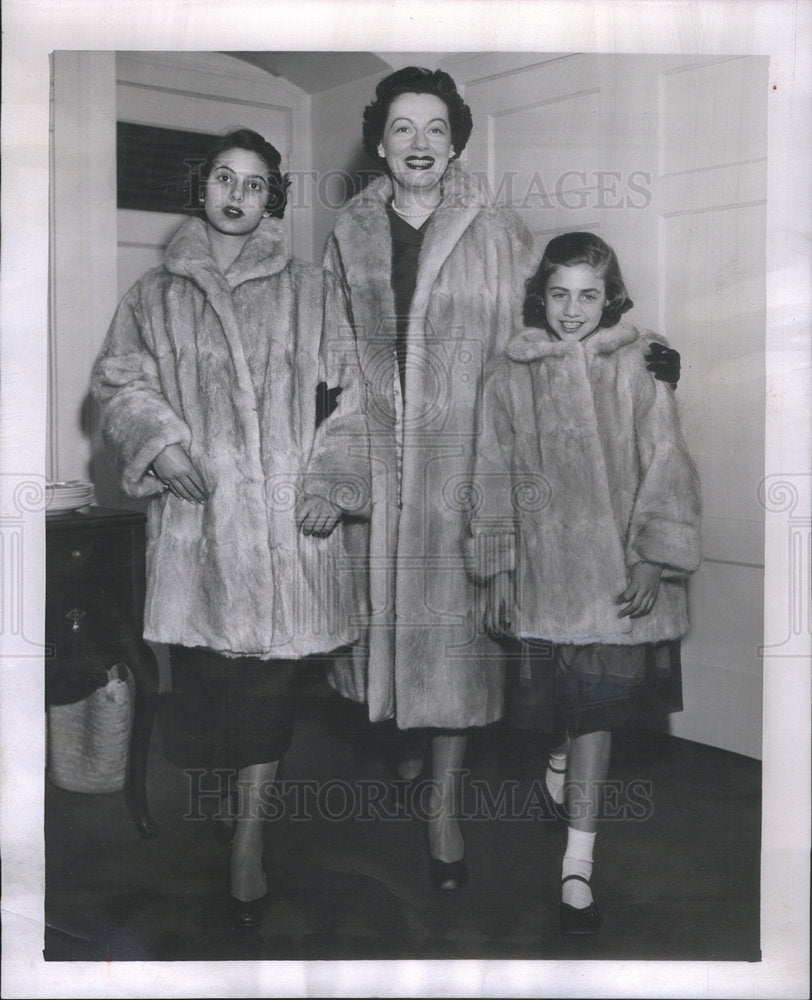 1955 Press Photo Augusta Roeland star of &quot;The 5th Season&quot; models adult coats - Historic Images