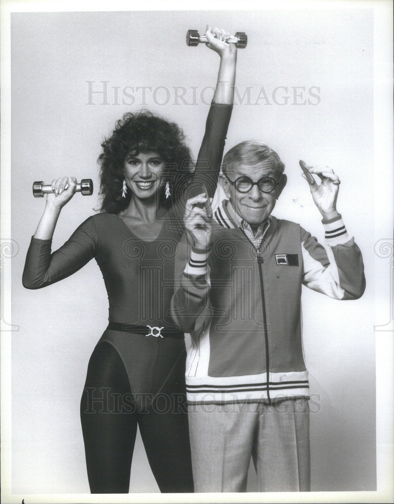 1984 Press Photo George Burns And Actress Rieneke On &quot;How To Live To Be 100&quot; - Historic Images