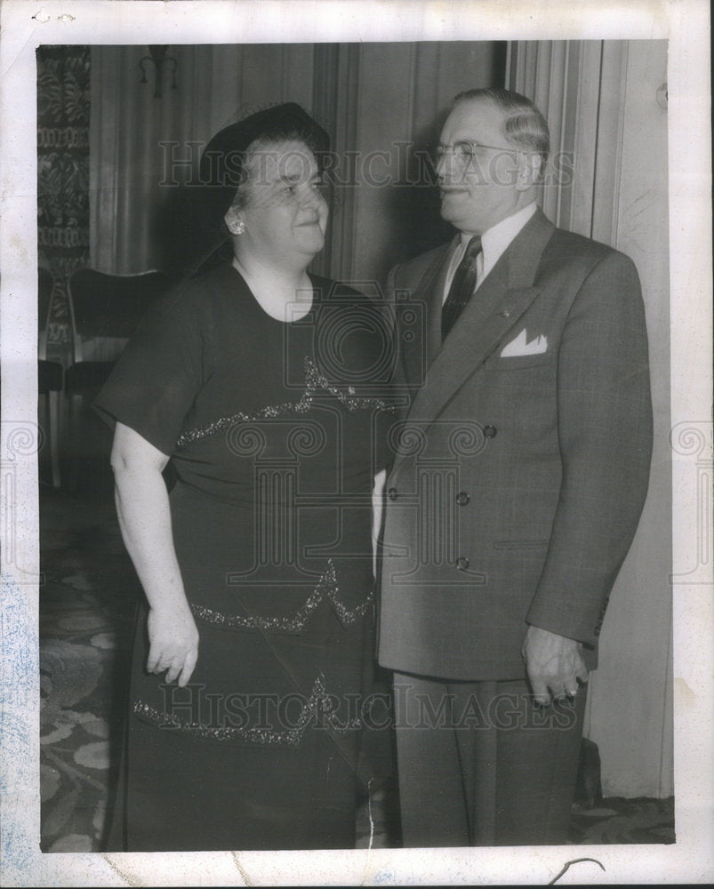 1951 Press Photo Leo Rogan general manager of the Hamilton Hotel - Historic Images