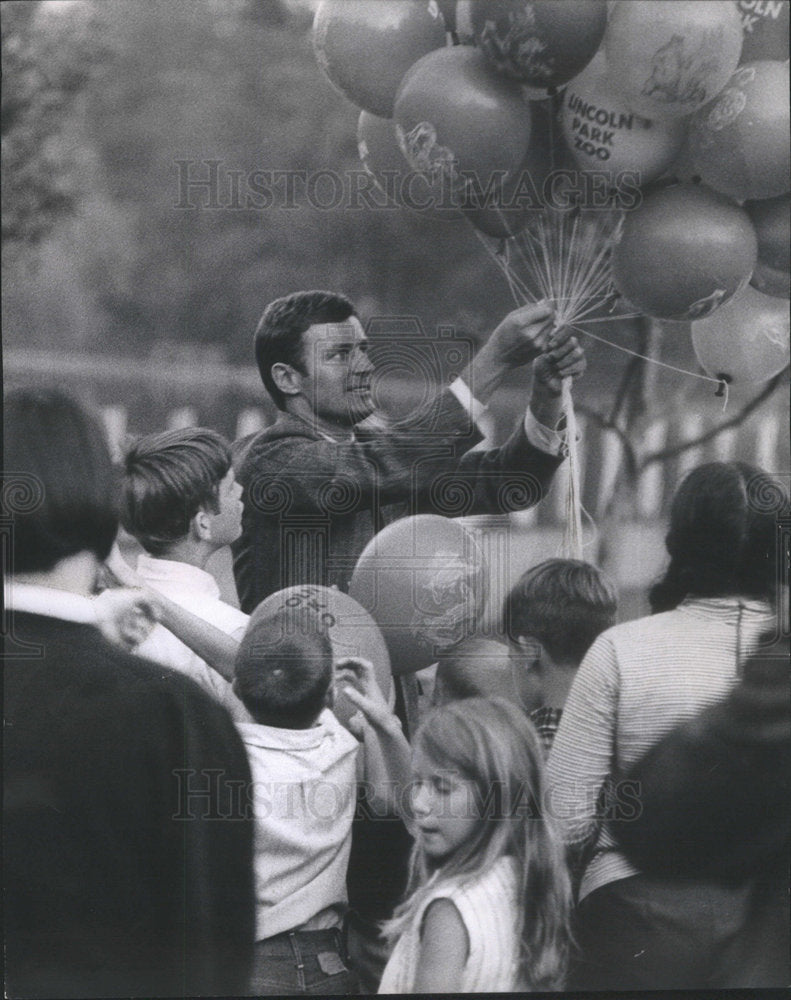 1968 Bernard Rogers III Lincoln Park Zoo Balloons Children - Historic Images