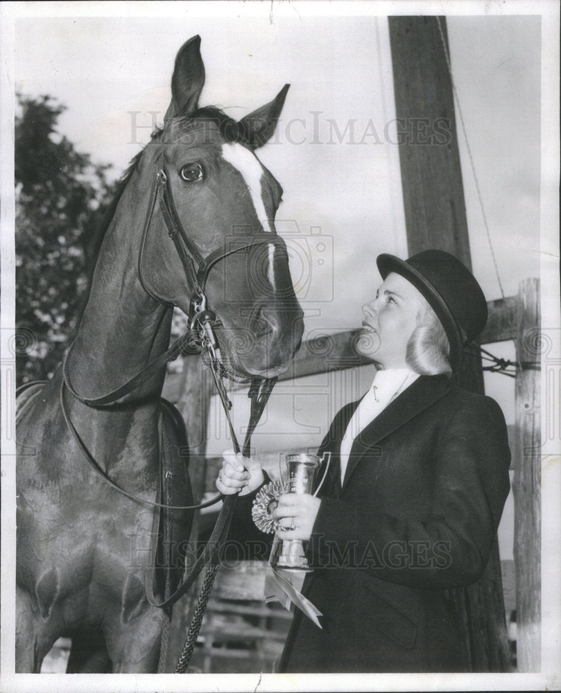 1953 Press Photo Alison Rogers Ms. Maker trophy Town Country Equestrian class - Historic Images