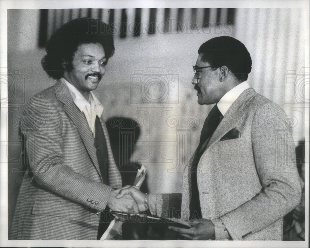 1977 Press Photo Robert Tucker Mayoral Candidate Jesse Jackson PUSH Headquarters - Historic Images