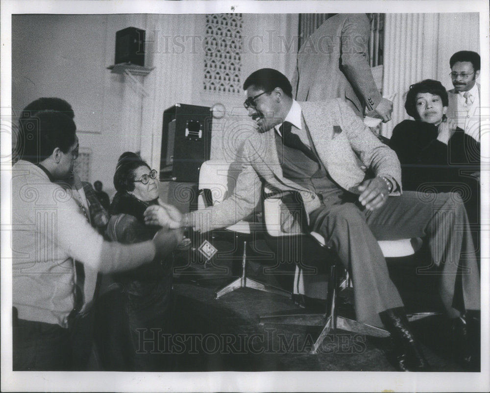 1977 Press Photo  Wishers Greet Robert Tucker Black Candidate Mayor - Historic Images