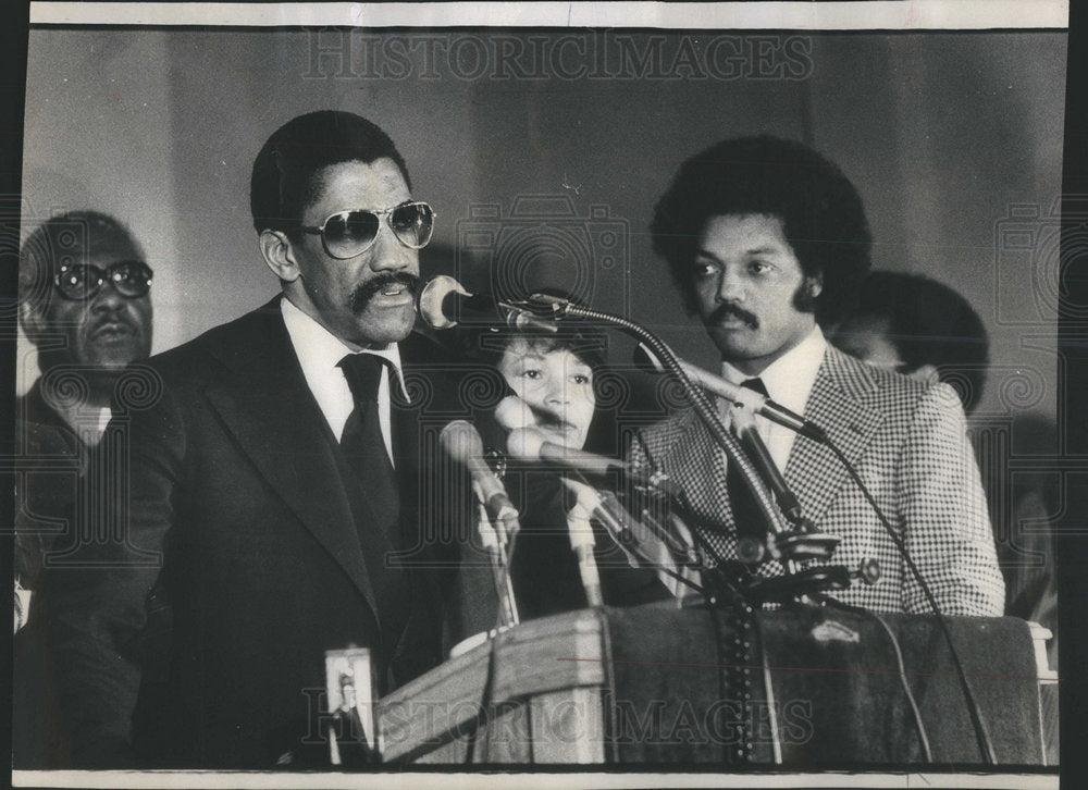 1977 Press Photo Robert Tucker Jesse Jackson - Historic Images