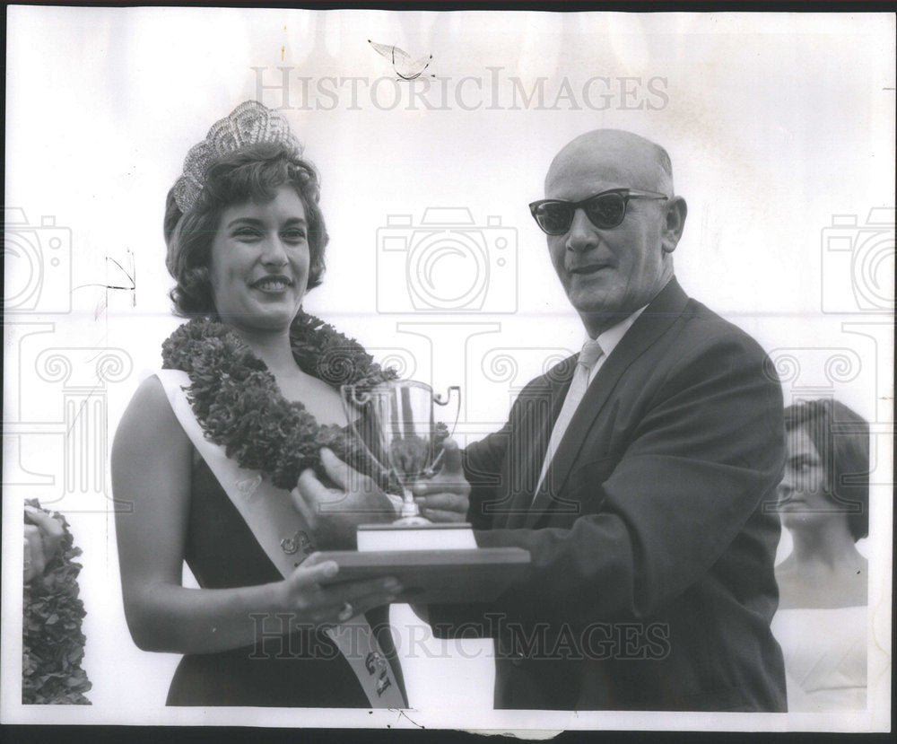 1961 Press Photo Linda Mueller Crowned Queen Of Lake Park Water Show - Historic Images