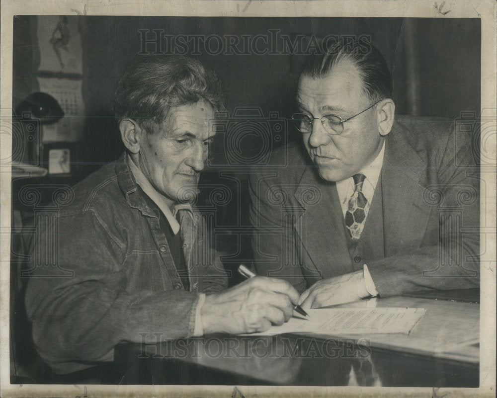 1947 Press Photo Henry Joseph Mueller Tells Captain Phil Breitzke Murder - Historic Images