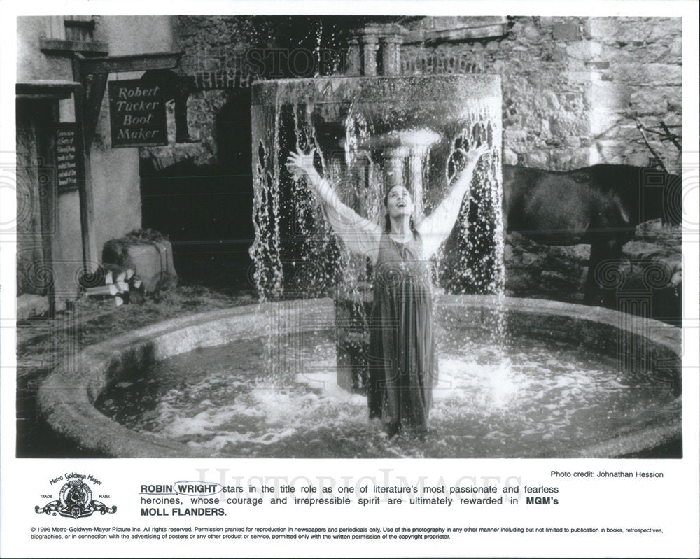 1996 Press Photo Robin Wright In Fountain In &quot;Moll Flanders&quot; Movie - Historic Images