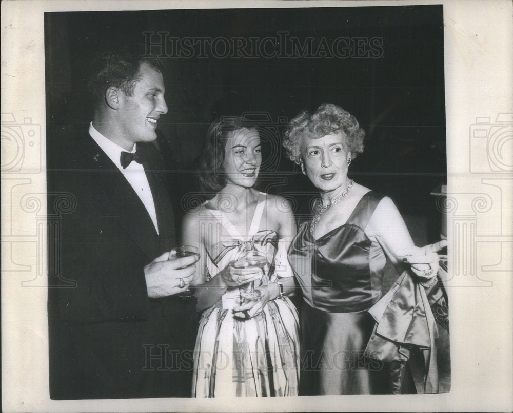 1948 Press Photo Carol Wright Scored Party Victory Dinner Fashion - Historic Images