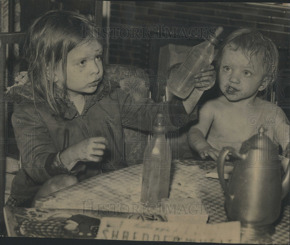 1946 Doctors Dirty Children Look At Empty Milk Bottles Hungrily - Historic Images