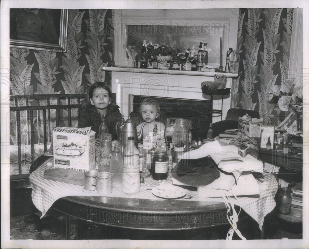 1946 Press Photo Gloria Rose Marla Kay Dinner Table House Filth - Historic Images