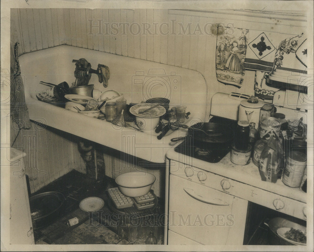 1946 Children's welfare questioned by police - Historic Images