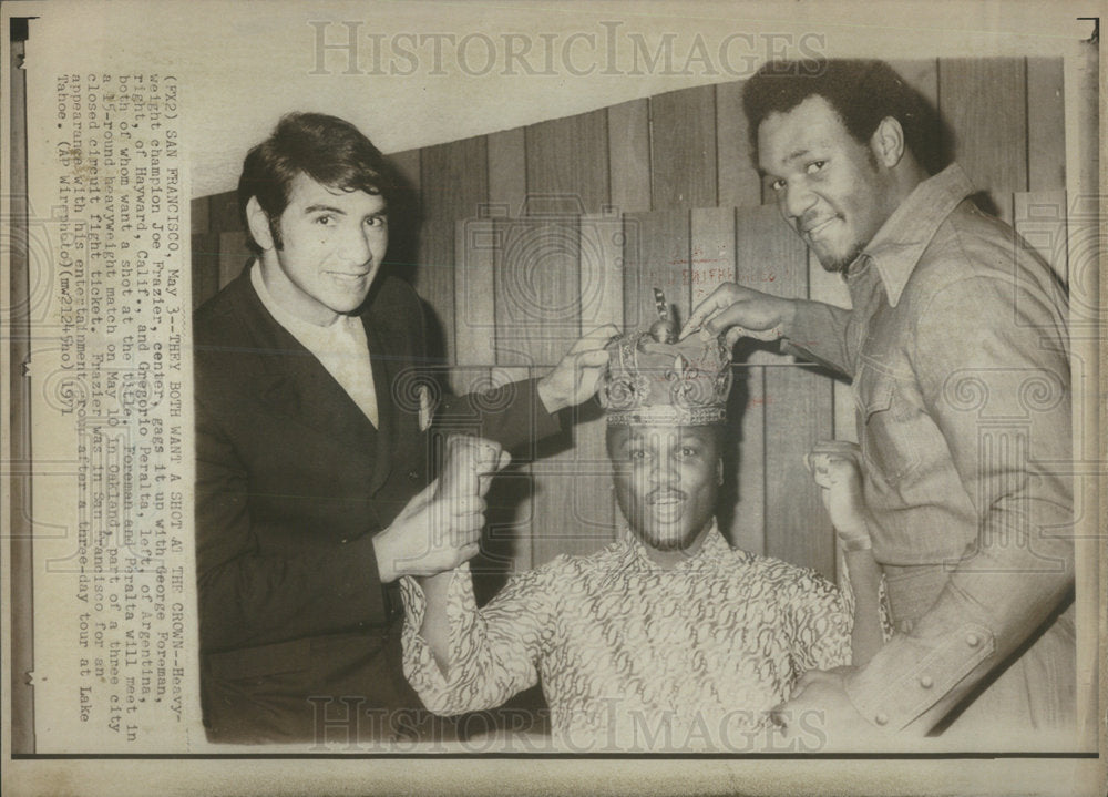 1971 Press Photo Peralta, Frazier and Foreman fight for the crown of heavyweight - Historic Images