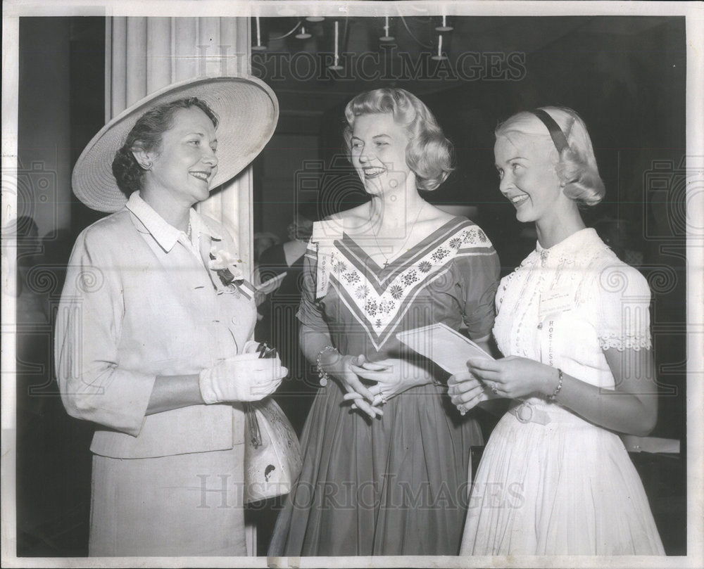 1956 Press Photo Fashion Show Committee Mrs Pepper Mrs McCahey Mrs Van Dyke King - Historic Images