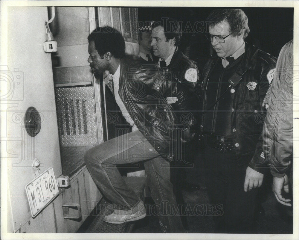 1983 Press Photo Police Escort Clifford Sims To A Wagon After Surrendering - Historic Images