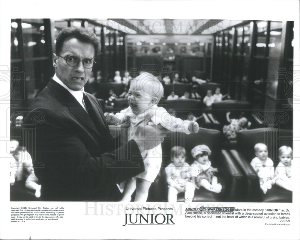 1984 Press Photo Arnold Schwarzenegger Actor Comedy Junior Dr. Alex Hesse - Historic Images