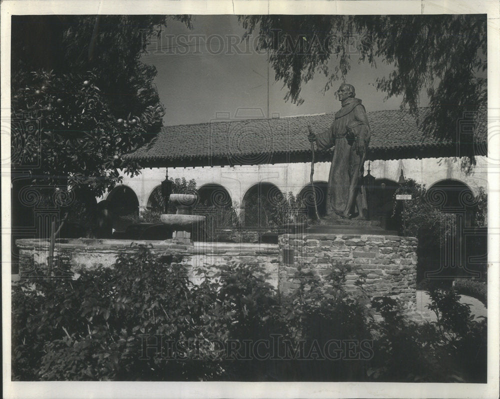 1939 Press Photo Father Junipero Serra Statue Garden San Fernando Mission Trail - Historic Images