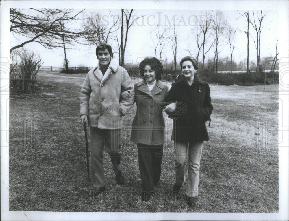 1977 Press Photo John Warner Secretary Navy Elizabeth Taylor Barbara Walters - Historic Images