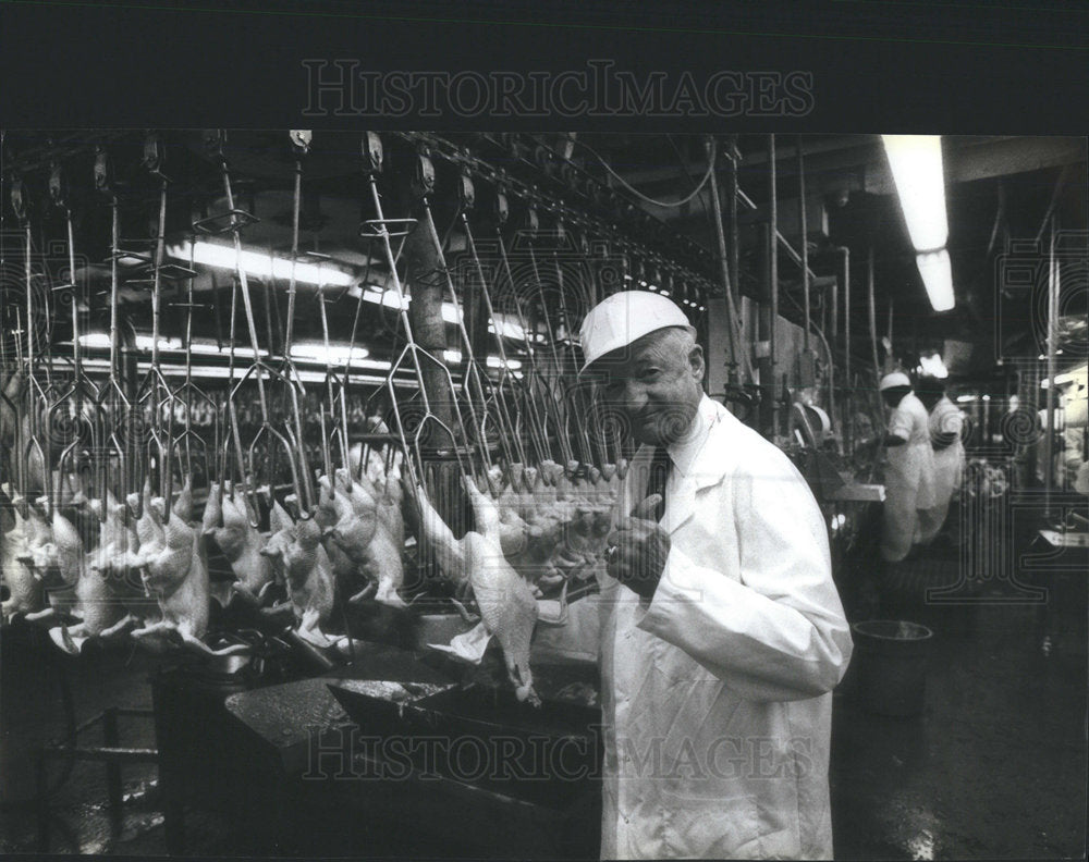 1988 Press Photo Frank Perdue Checks Chickens On The Production Line - Historic Images