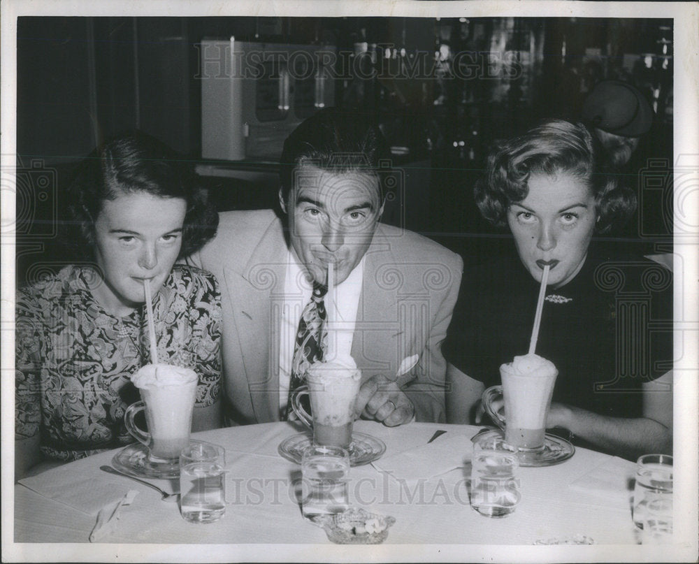 1948 Press Photo Entertainer Phil Regan with daughters, Marilyn and Joan. - Historic Images