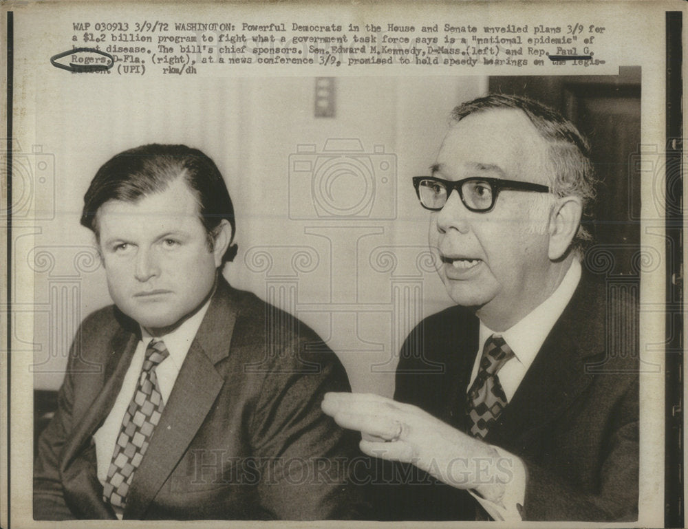 1972 Press Photo Sen Paul Rogers And Edward Kennedy Talking About New Bill - Historic Images